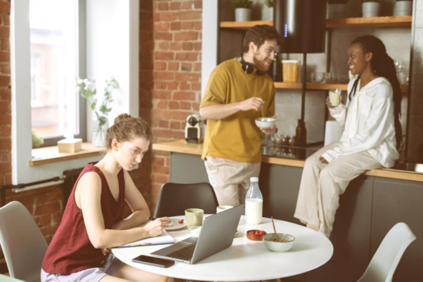 Estudiantes trabajando en ejercicios prácticos interactivos